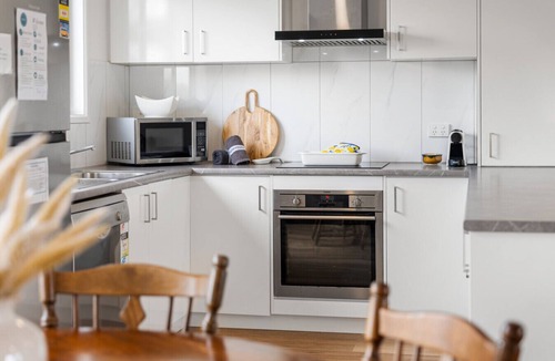 Middleton House | Sea Breeze—Spacious Family Escape near Surf Beach