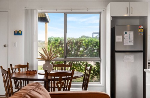 Middleton House | Sea Breeze—Spacious Family Escape near Surf Beach