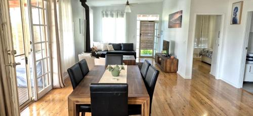 Huskisson House | Seabreeze Cottage by Book Jervis Bay Cosy Huskisson Stay by the Beach