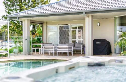 Bundall House | Seaclusion Waterfront Heated Spa and Pool