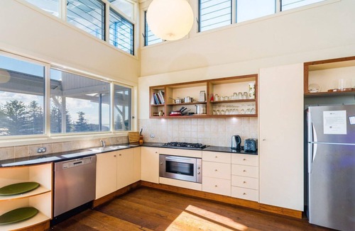 Yamba House | SeaCrest"Beautiful spacious pet friendly unit next to the ocean"