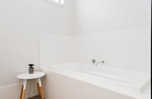 Anna Bay House | Seas the Day, 41B Ocean Avenue