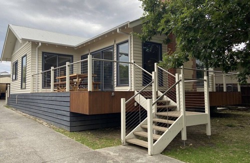 Dromana House | Seaside Escape.1 block from Dromana beach & shops