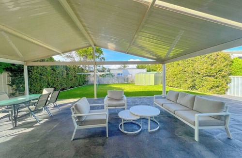 Belmont South House | Seaside Retreat - Relaxing pet friendly getaway!