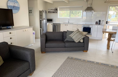 Dunbogan House | Seaview Getaway – a beachfront family holiday home