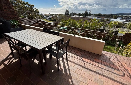 South West Rocks House | Seaview Townhouse 2 - walk to the beach