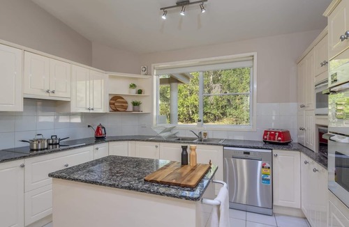 North Nowra House | Secluded escape close to Berry, Kangaroo Valley, Beaches, Wineries & Rivers.