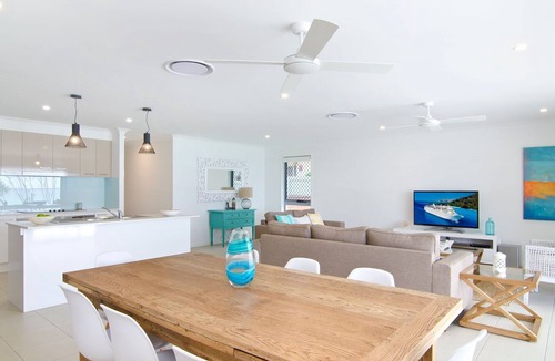 Bilinga Apartment | Sentosa on Tugun 5 Bedroom Beachfront Home