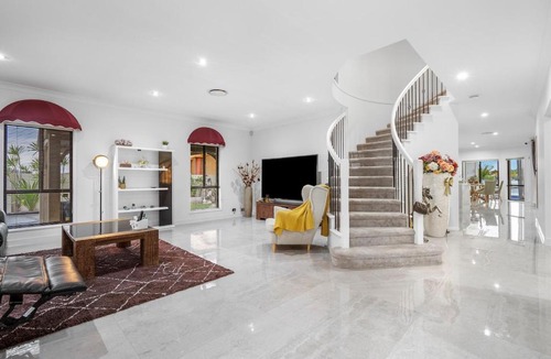 Gold Coast House | Serene 5BR Waterfront Escape - Prestige