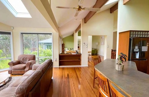 Wentworth Falls House | Serene Mountain Haven with Scenic Balcony Garden