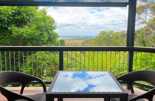 Wentworth Falls House | Serene Mountain Haven with Scenic Balcony Garden
