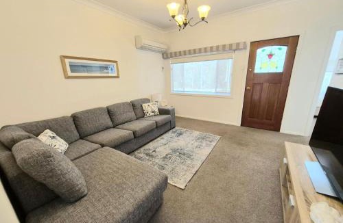 Huskisson House | Shamrose Cottage by Book Jervis Bay - Huskisson