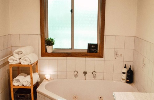 Eildon Cabin | Shaw Thing Lodge: Wifi, Foxtel, Pet Friendly