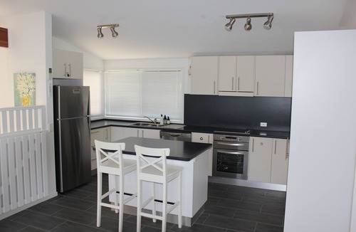 Long Beach Villa | Shell Cottage: Spacious Family Accommodation 2 min Walk to Beach & Ocean views