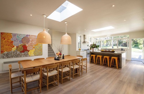 Shoreham House | Shoreham Luxury Beach Escape – Sleep up to 16! With Pool, privacy & Wineries
