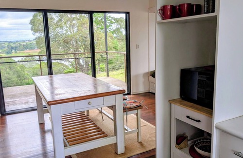 Barrine Cabin | Short term accommodation farm stay on Tinaroo Dam