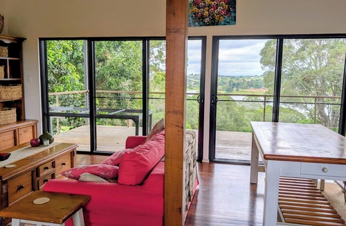 Barrine Cabin | Short term accommodation farm stay on Tinaroo Dam