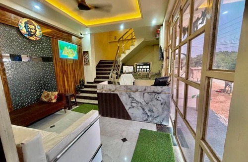 Mohanlalganj Hotel | Shree Krishna Palace Hotel - Couple Friendly