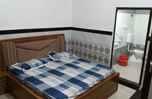 Govardhan Hotel | Shri Vallabh Kunj Sewa Sadan