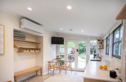 Orange Apartment | Silk Tree Studio - Steps to Cook Park