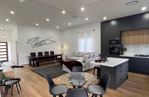 Broken Hill House | Silver City Luxe, 4 bedroom, 2 bath, perfect for couples, families, or groups