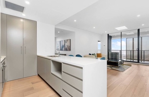 Ryde Apartment | Sky Gardens Unit with City and River Views