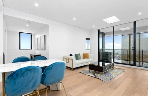 Ryde Apartment | Sky Gardens Unit with City and River Views