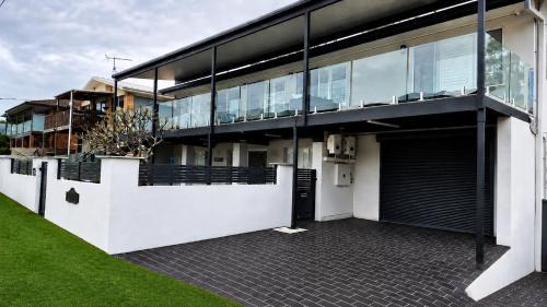 Malua Bay House | SKYES BEACH HOUSE spas sauna arcade machines