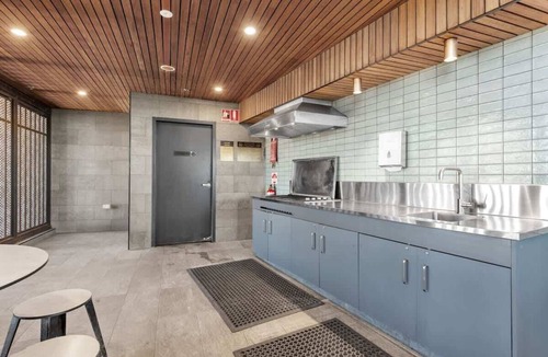 Brisbane Central Business District Apartment | SkyRise Style! 1Bed/1Bath/1Car/VIEWS! ~ CBD
