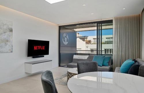 Coogee Apartment | Sleek 1BR Apartment w Skylight near Coogee Beach