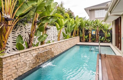Bridgeman Downs House | Sleek Tropical Oasis / Bridgeman Downs