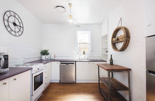 Central Mudgee House | Sleep 6: King bed,2 queen beds- 5 min walk to town