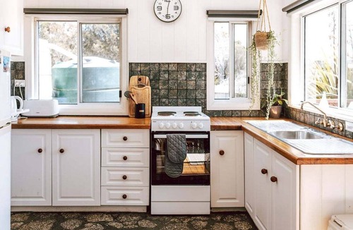 Binalong Bay Apartment | sloop cottage | beachfront | vibes