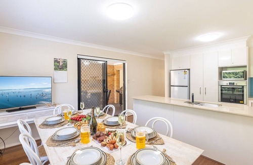 Corlette House | Small dog friendly 4-49 Bonito St - air con & Wi-Fi