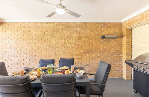 Corlette House | Small dog friendly 4-49 Bonito St - air con & Wi-Fi
