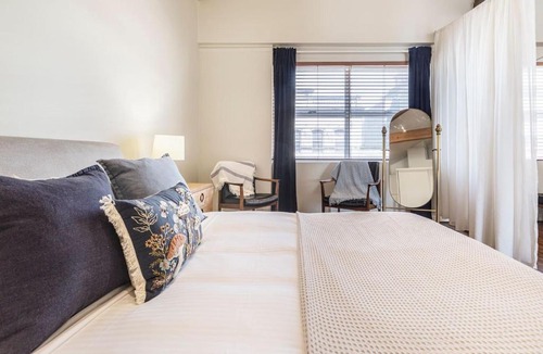 Collingwood Apartment | Smith Street Studio - Trendy Inner-city Balcony Stay