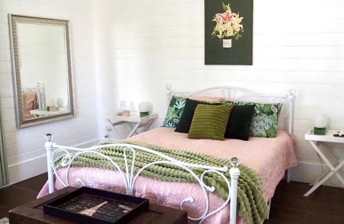 Smithtown House | Smithtown Champagne Bed and Bubbles