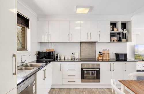 Kearneys Spring Apartment | So Central, So Comfortable!