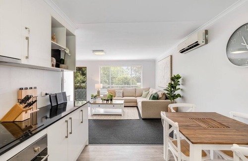Kearneys Spring Apartment | So Central, So Comfortable!