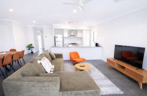 Warner House | Solara Retreat - Modern 4BR Home with Backyard