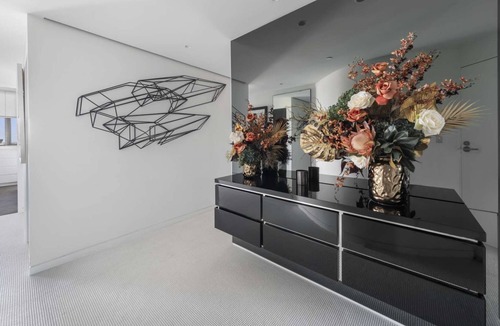 Darlinghurst Apartment | Sophisticated 2BR apartment w/ stunning harbour views, use of pool