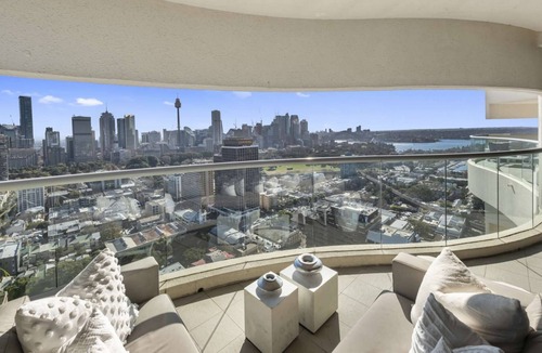 Darlinghurst Apartment | Sophisticated 2BR apartment w/ stunning harbour views, use of pool