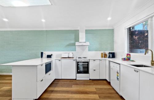 Surf Beach House | Spacious 2-Bed Townhouse with BBQ by the Beach
