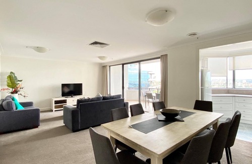 North Sydney Apartment | Spacious 2-Bedroom Apartment, 900m from Harbour Bridge Sydney