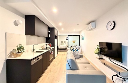 Reid Apartment | Spacious 2BR Apt in Canberra City Centre BBQ/Pool