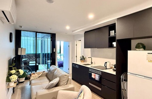 Reid Apartment | Spacious 2BR Apt in Canberra City Centre BBQ/Pool