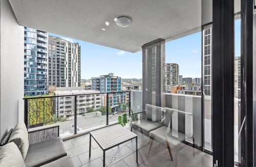 South Brisbane Apartment | Spacious 2BR Apt on Fish Lane with Pool and Parking!