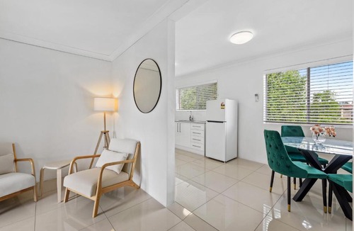East Brisbane Apartment | Spacious 2BRM Apt Close to Gabba with Parking & Wifi