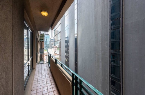 Melbourne Central Business District Apartment | Spacious 3-bed Unit in Melbourne CBD w/Pool & Gym