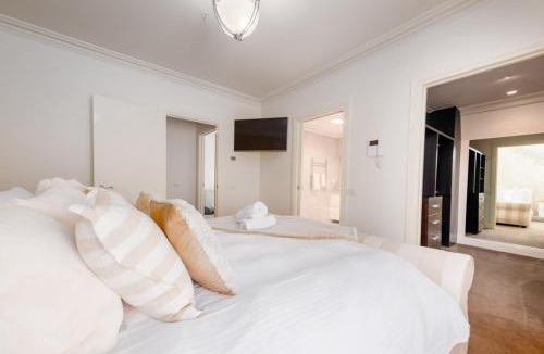 Melbourne Apartment | Spacious 3BR Duplex Escape - Free Parking
